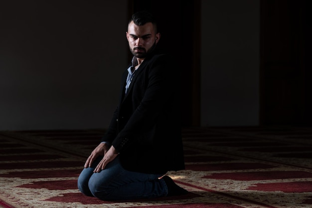 Pokorny biznesmen Modlitwa muzułmańska w meczecie