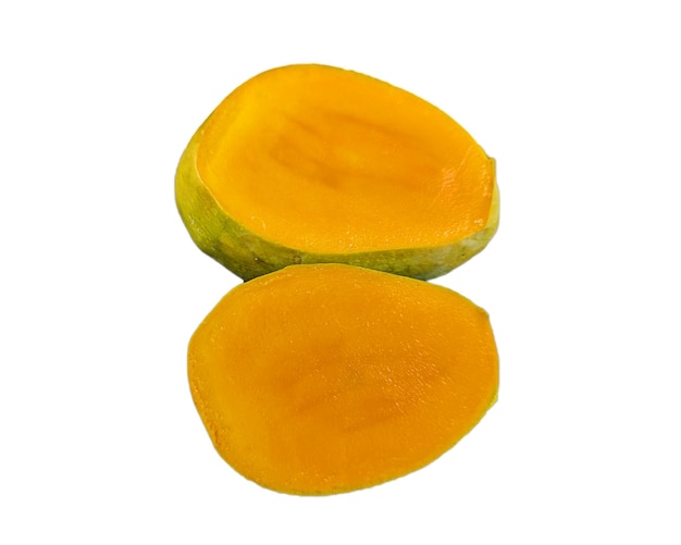 Pokrajać mango odizolowywającego na białym tle