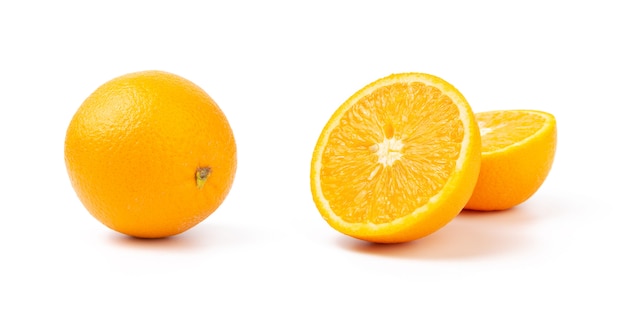Zdjęcie pokroić na połówki i całą pomarańcze odizolowywającą na białym tle