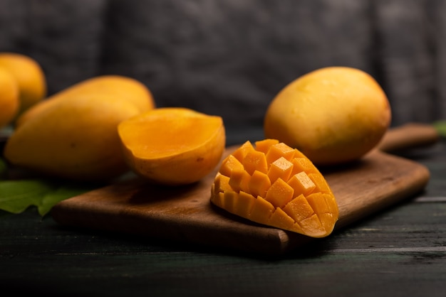 Pokrój i uzupełnij mango na desce do krojenia