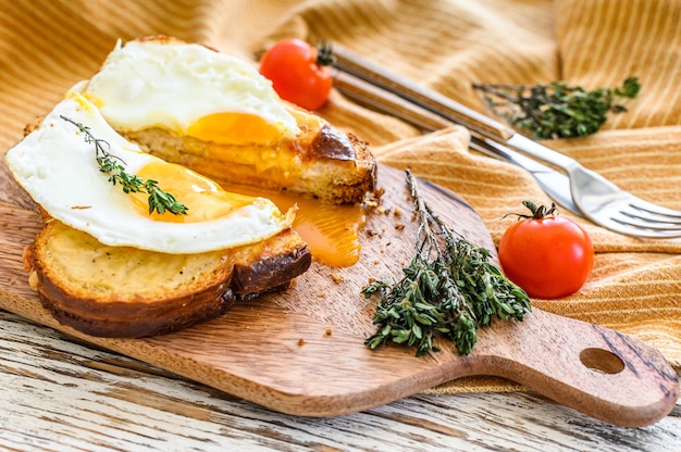 Pokrój kanapkę Croque Madame. Kuchnia francuska. Białe tło. Widok z góry.