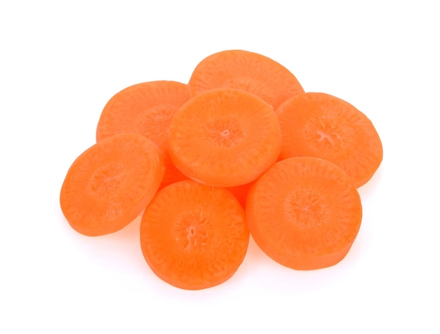Pokrój marchewkę na białym tle
