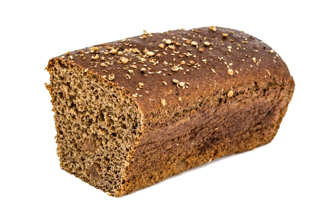 Pokrój na pół bochenek chleba z ciemnej mąki na białym tle