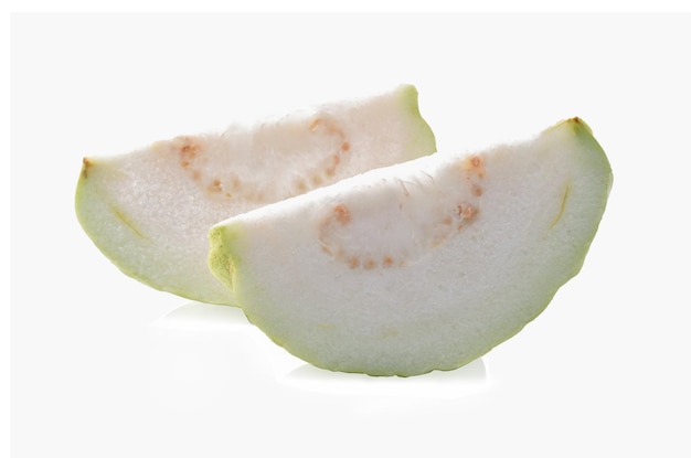 Pokrój owoc Guava na białym tle