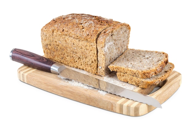 Pokrój pełnoziarnisty chleb i nóż na desce do krojenia