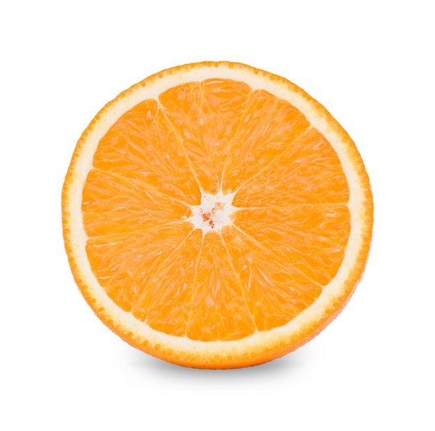 Pokrój pomarańczowy owoc na białym tle