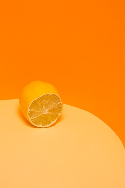 Pokrój świeżą cytrynę na żółto-pomarańczowy kolor