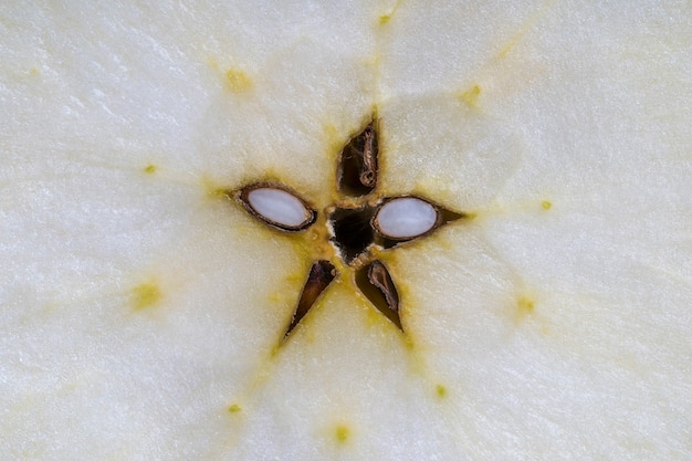 Zdjęcie pokrój świeże jabłko na pół, pokrój w plastry. jabłko centrum rdzenia i nasion na tle, z bliska, widok z góry. pojęcie zdrowego odżywiania