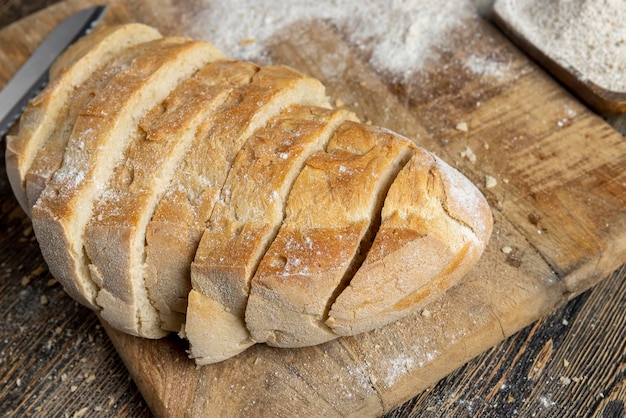 Pokrój świeży chleb na kawałki podczas gotowania z chlebem