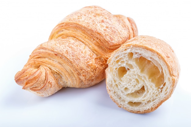 Pokrojeni i cali croissants odizolowywający na białym tle