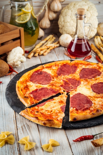 Pokrojona pizza prosciutto z sosem pomidorowym i szynką