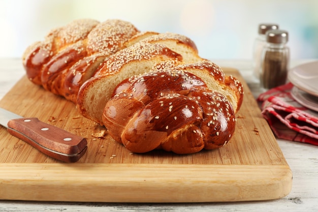 Pokrojona świeża babeczka na desce do krojenia na jasnym tle
