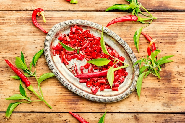 Pokrojone czerwone chili lub pieprz cayenne