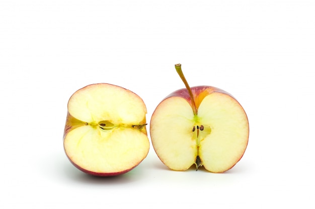 Zdjęcie pokrojone czerwone jabłko na białym tle