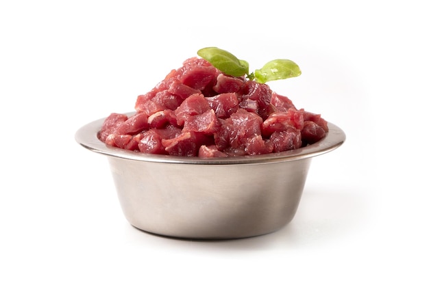 Pokrojone w kostkę mięso wieprzowe lub wołowe w misce Mokra karma dla zwierząt