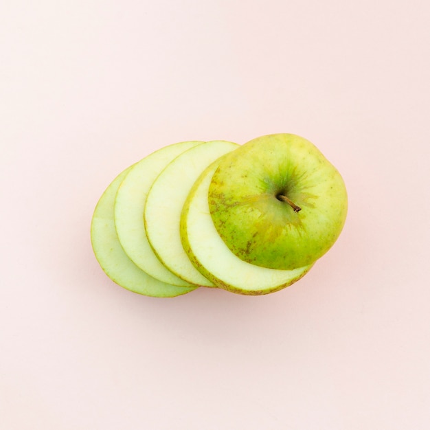 Zdjęcie pokrojone zielone dojrzałe soczyste jabłko