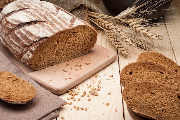 Zdjęcie pokrojony bochenek chleba na drewnianym stole