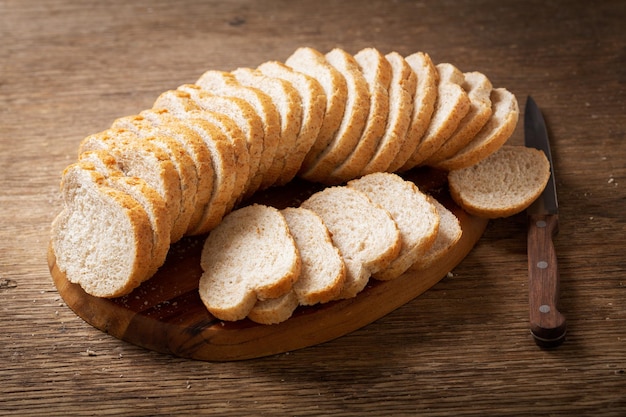 Pokrojony chleb na drewnianej desce do krojenia