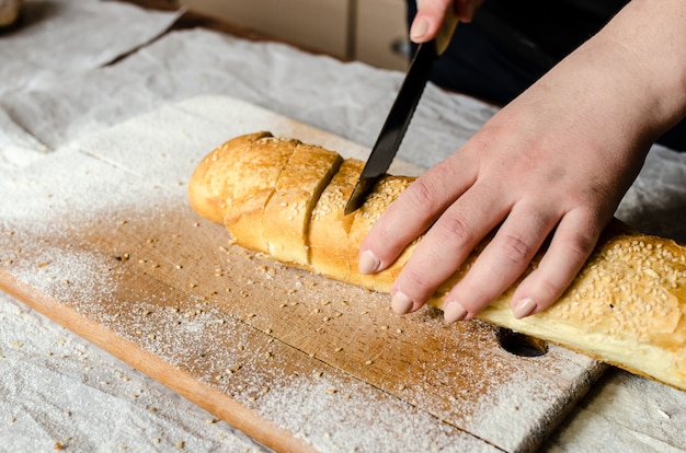 Pokrojony chleb na drewnianej desce.