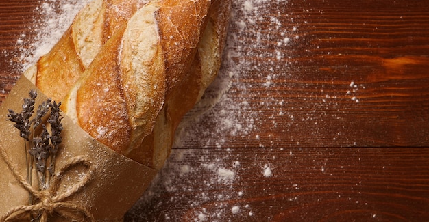 Pokrojony chleb na drewnianym stole. koncepcja świeżego pieczenia
