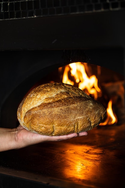 Zdjęcie pokrojony chleb na zakwasie nadziewany domowy chleb na zakwasie fotografia żywności chrupiąca skórka na drewnianym