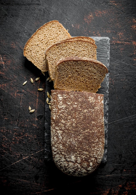 Zdjęcie pokrojony chleb żytni