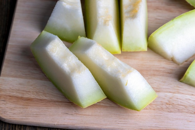 Pokrojony dojrzały miękki melon z bliska