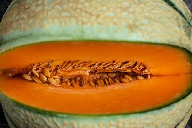 Pokrojony melon kantalupa surowy organiczny melon toskański kantalupa izolowany na białym tle baner menu przepis miejsce na tekst widok z góry
