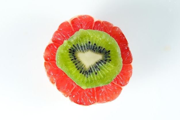 Pokrojony stos owocowy grejpfrutowy kiwi