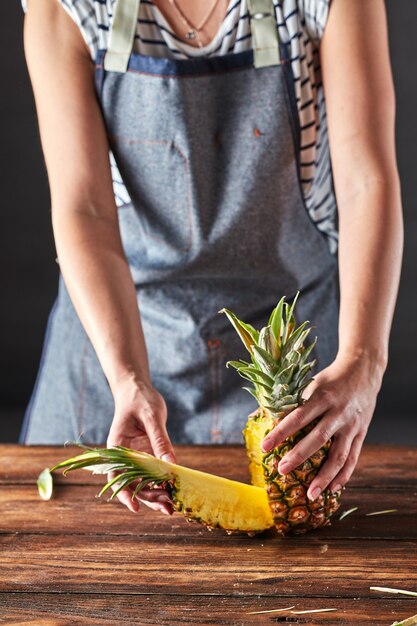 Pokrojony tropikalny ananas z zielonymi liśćmi