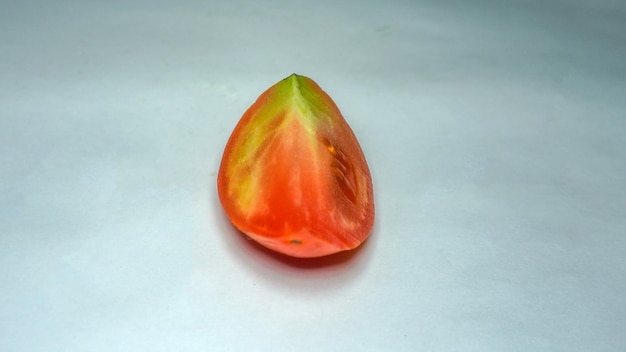 Pokrojony zdrowy pomidor na bielu Zdrowa żywność dla ludzkiego ciała