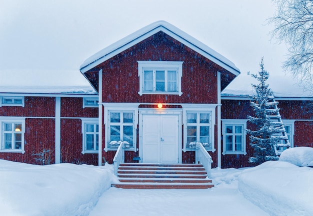 Pokryte śniegiem Domek w zimie Rovaniemi, Laponia, Finlandia, na śniegu.