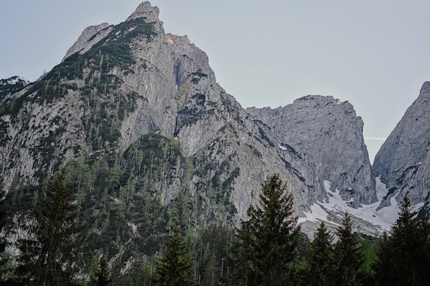 Pokryte śniegiem góry w Vorderer Gosausee Gosau Górna Austria