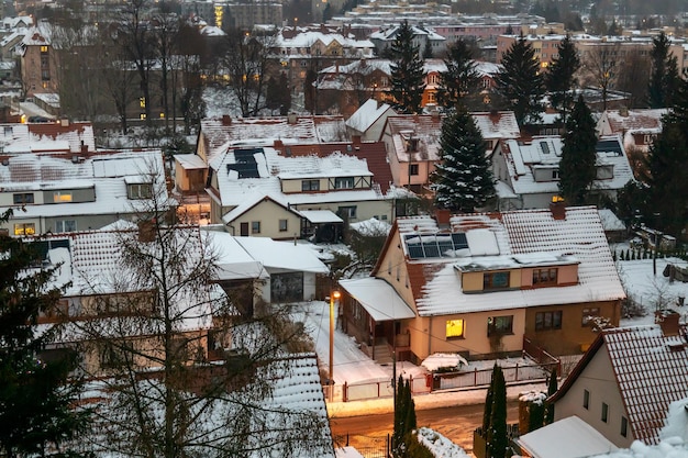 Pokryte śniegiem miasto nocą z góry zimowego miasta