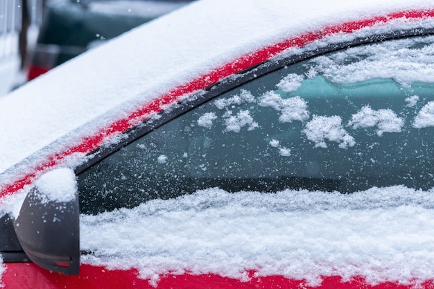 Pokryte śniegiem okno samochodu