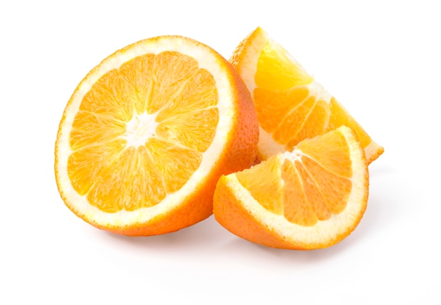 Pół pomarańczy i dwa segmenty owoców