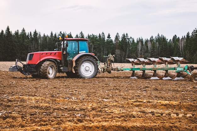 Pola orki traktora przygotowujące ziemię do siewu