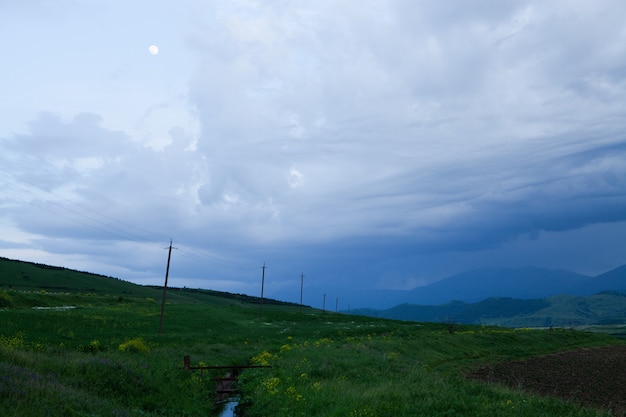 Pola pod chmurami wieczorem