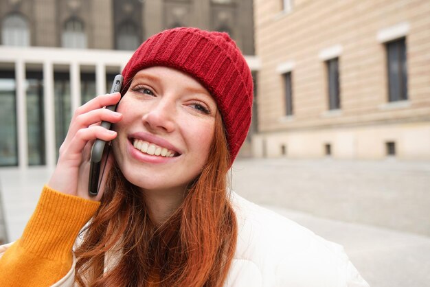 Połączenie mobilne i koncepcja ludzi szczęśliwa ruda kobieta w kapeluszu rozmawia przez telefon komórkowy co telepho