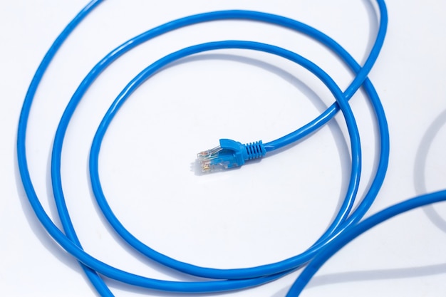 Połączenie sieciowe LAN ethernet niebieskie kable na białym tle.