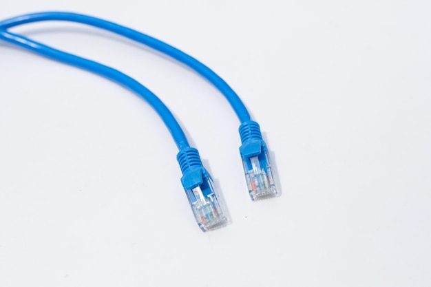 Połączenie sieciowe LAN ethernet niebieskie kable na białym tle.