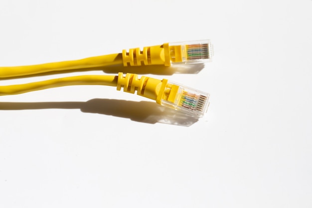 Połączenie sieciowe LAN Ethernet żółte kable na białym tle