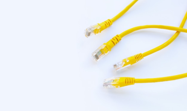 Połączenie sieciowe LAN Ethernet żółte kable na białym tle