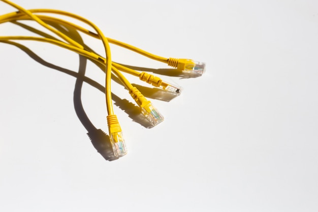 Połączenie Sieciowe Lan Ethernet żółte Kable Na Białym Tle