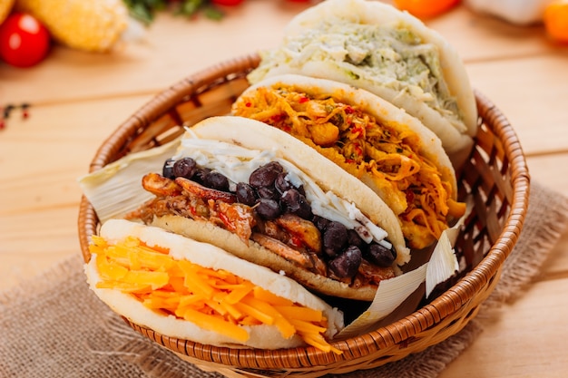 Połączenie Typowych Południowoamerykańskich Arepas W Plecionym Koszu