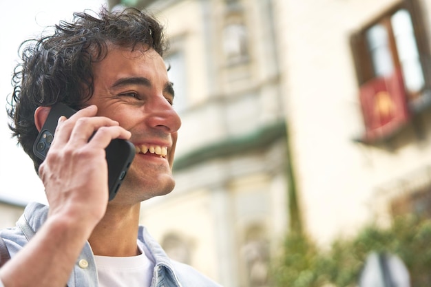 Połączony iw drodze młody mężczyzna rasy kaukaskiej przez telefon