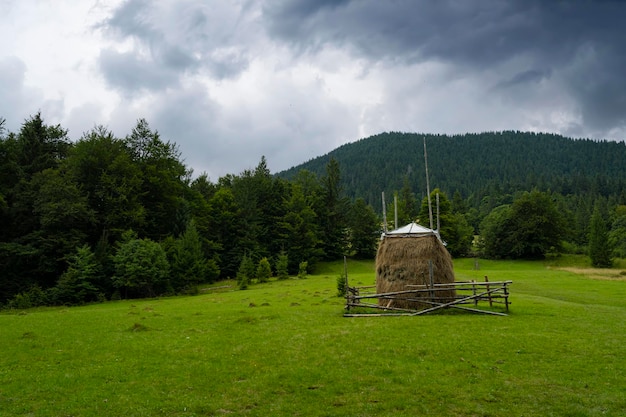 Polana w górach, a na niej stóg siana