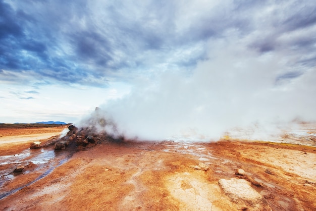 Zdjęcie pole fumarole w namafjall. islandia