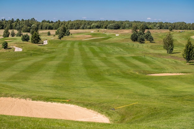 Pole golfowe w słoneczny dzień