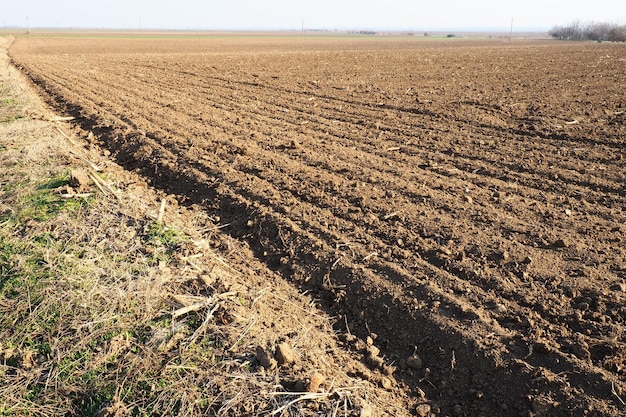 Pole orne gotowe do wiosennej pracy rolniczej bruzdy od przejazdu ciągnika lub kombajnu cor